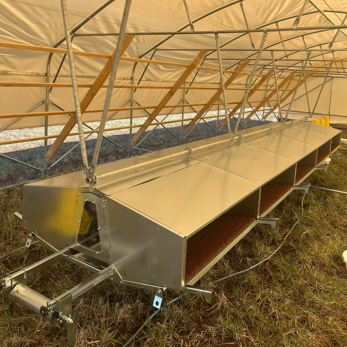 Rollaway Nest Box (po izboru) u Hoop Coop kokošinjcu