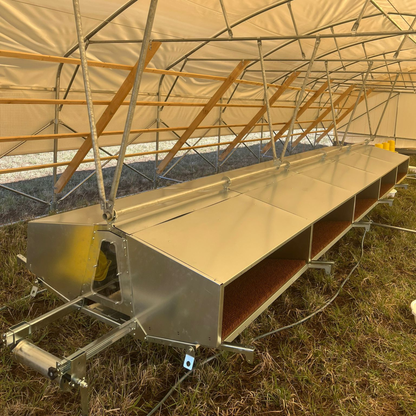 Rollaway Nest Box (po izboru) u Hoop Coop kokošinjcu